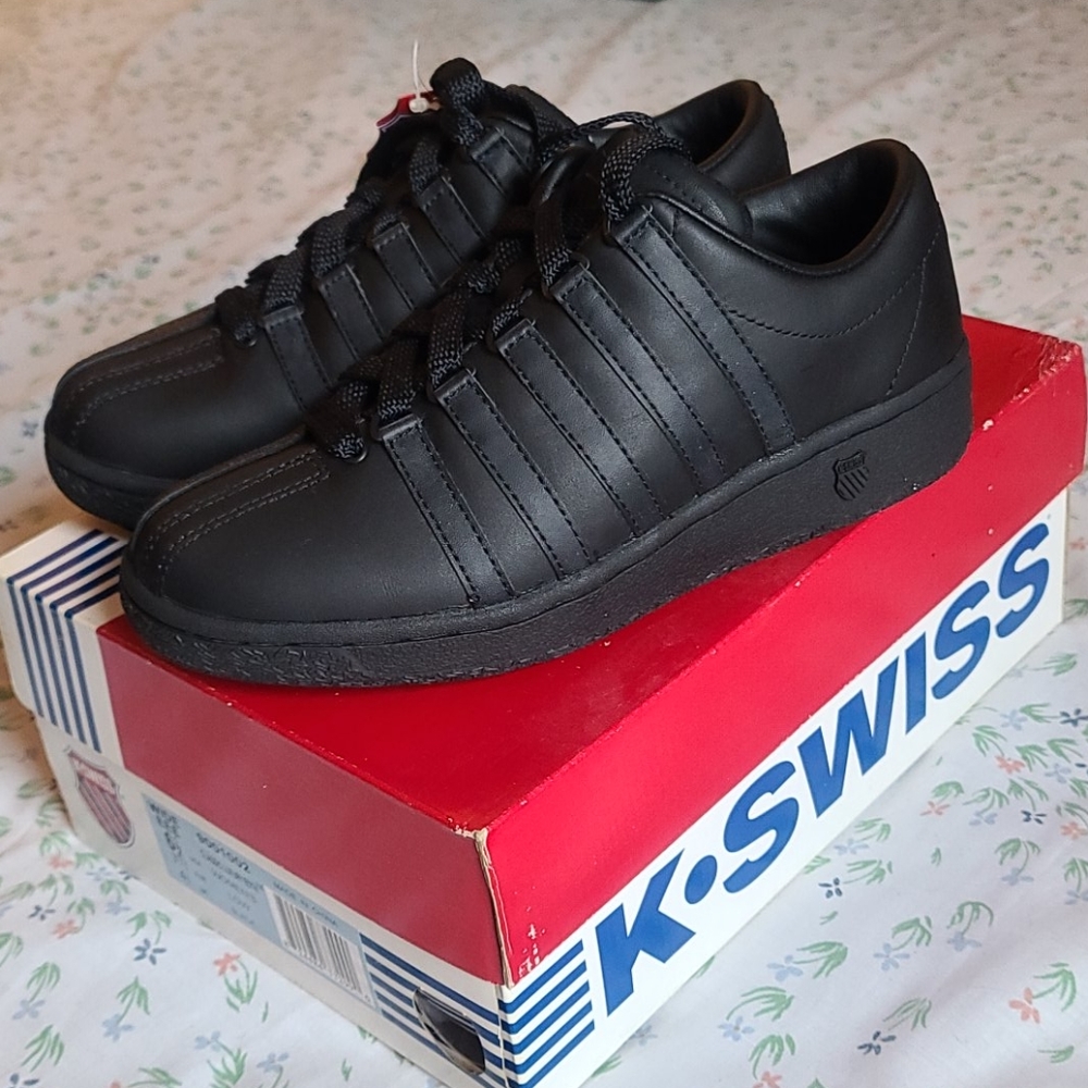 K-Swiss Classic Luxury Edition

Women Size 6.5eee